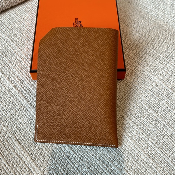 Brand new hermes tarmac passport holder Epsom gold color, with box - Picture 2 of 5